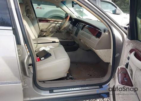 2003 Lincoln Town Car Signature from USA, damaged, VIN 1LNHM82WX3Y700391